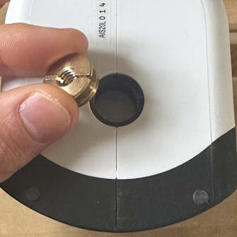 Sirkellaser test: Gjengene er laget slik at det fungerer med stativer med både ¼"- og ⅝"-gjenger Sirkellaser test: Gjengene er laget slik at det fungerer med stativer med både ¼"- og ⅝"-gjenger